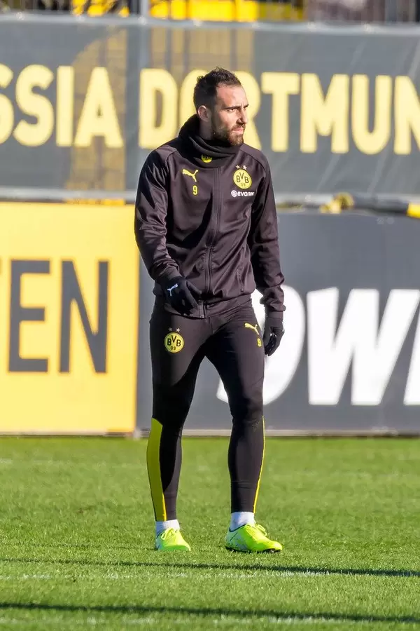 Stürmer Paco Alcácer in schwarzer Trainingsjacke beim BVB-Training
