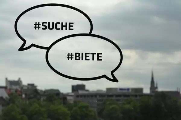 Suche und Biete Hashtags auf einer Glasscheibe