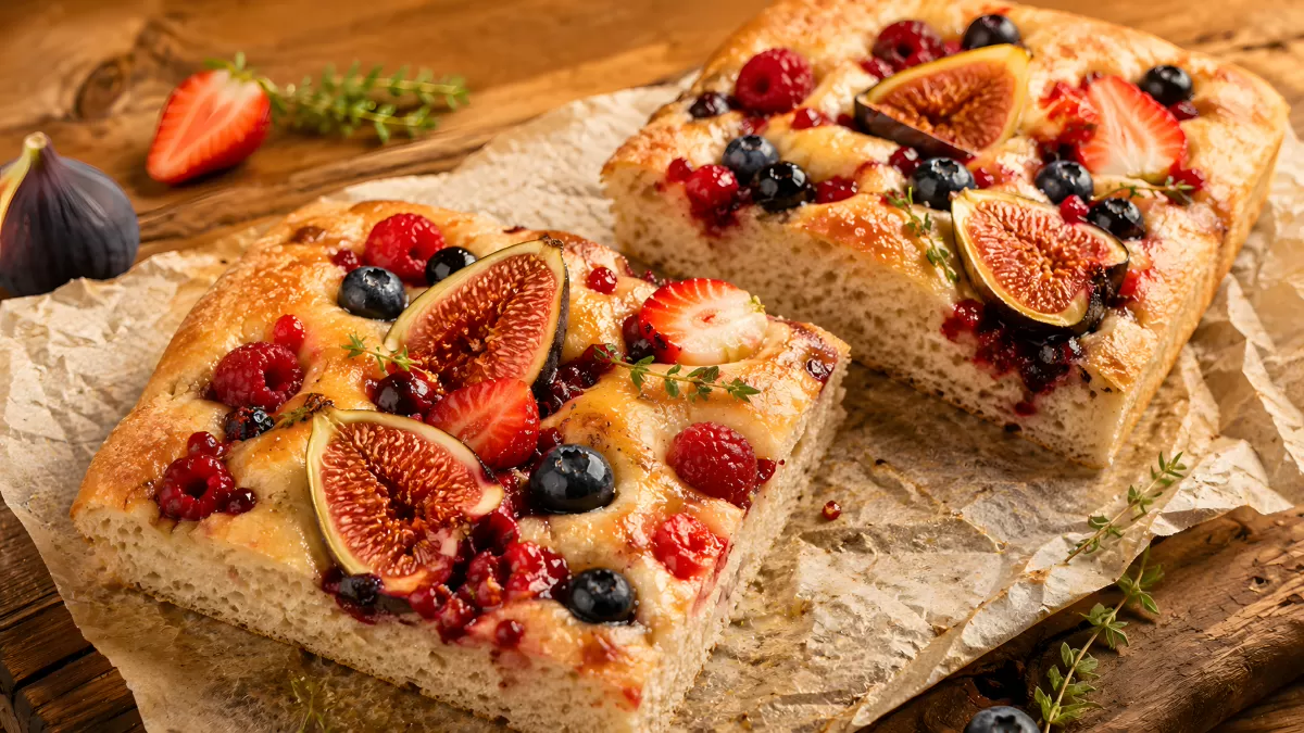 Süße Focaccia mit Feigen und frischen Beeren