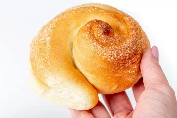 Sugar bun in a woman's hand (Flip 2020)