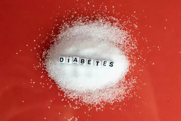 Sugar mountain on a red surface with "Diabetes" dices