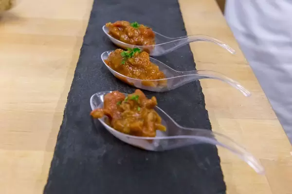 Sunflower Family - vegane Bio-Sonnenblumen Bolognese Proben auf Plastiklöffeln