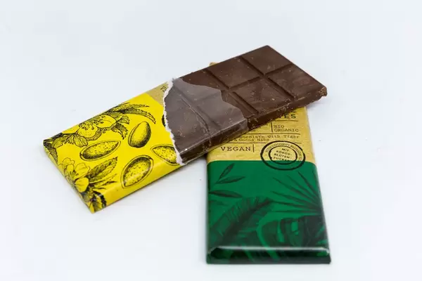 Sunny Almond chocolate by iChock with dark almond nougat and crunch