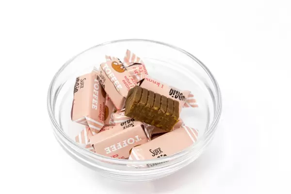 Super Fudgio - Vegane Karamellbonbons mit Toffee Geschmack ohne Milch in einer Glasschale