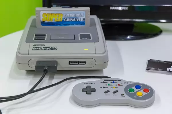 Super Nintendo SNES Konsole mit Controller und Spielkassette