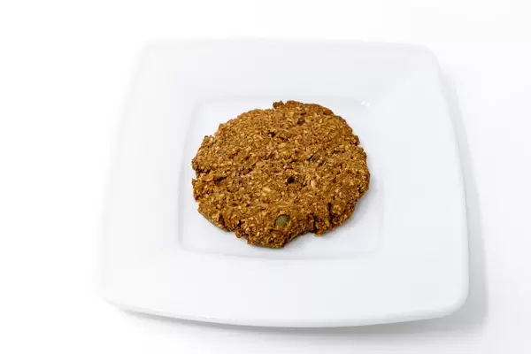 Superfood Bakery - Glow Makers Cookie auf Teller