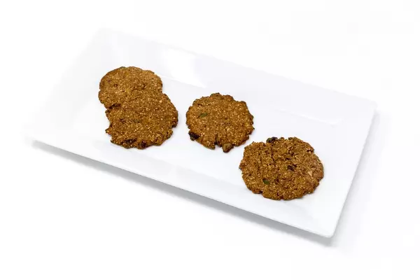 Superfood Bakery - Glow Makers Cookies auf weißem Teller