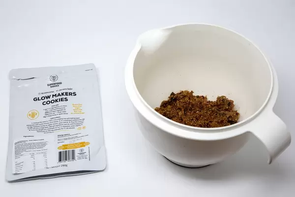 Superfood Bakery - Glow Makers Cookies Glutenfreie Bio Vegan Keksbackmischung in Mixschüssel