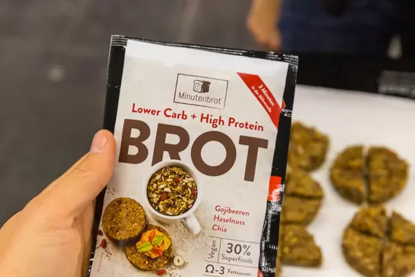 Superfood: Minutenbrot mit Gojibeeren, Haselnuss und Chia mit 3 Minuten Zubereitung in der Mikrowelle