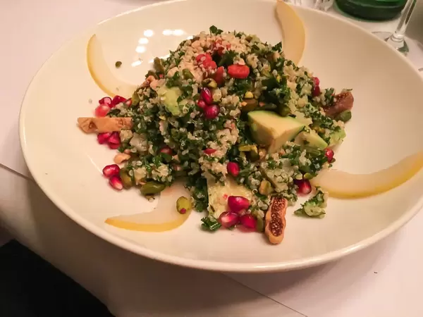 Superfood Salad mit Avocado, Quinoa, Cranberries und Feigen