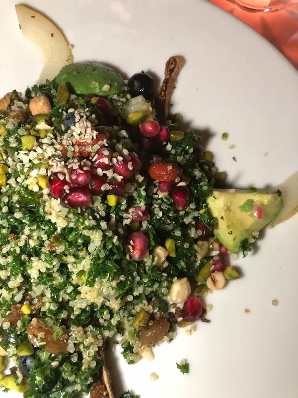 Superfood Salat mit Grünkohl, Avocado, Quinoa, Gojibeeren, Hanfsamen, Datteln, Johannisbrot und Birnen