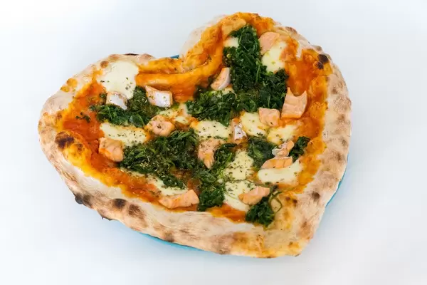 #SupportYourLocal: Pizza mit Lachs und Spinat in Herzform