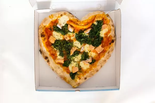 #SupportYourLocal Pizzeria in Köln: Lachs-Pizza mit Spinat zum Mitnehmen