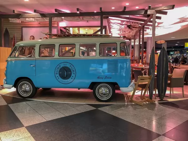 Surf and Turf - Blauer VW Bus als Stand auf Messe