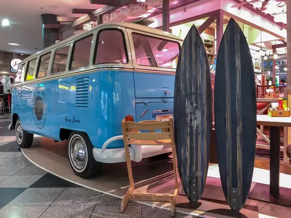 Surf and Turf - Blauer VW Bus mit Surfboards