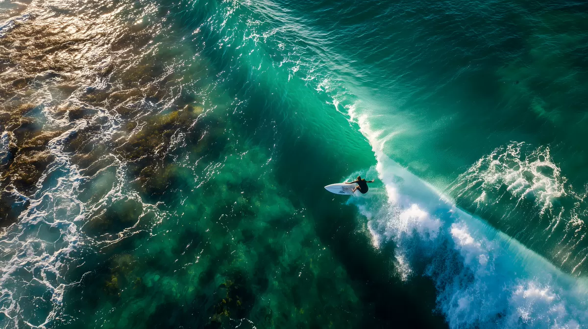 Surfer reitet auf türkisgrüner Meereswelle