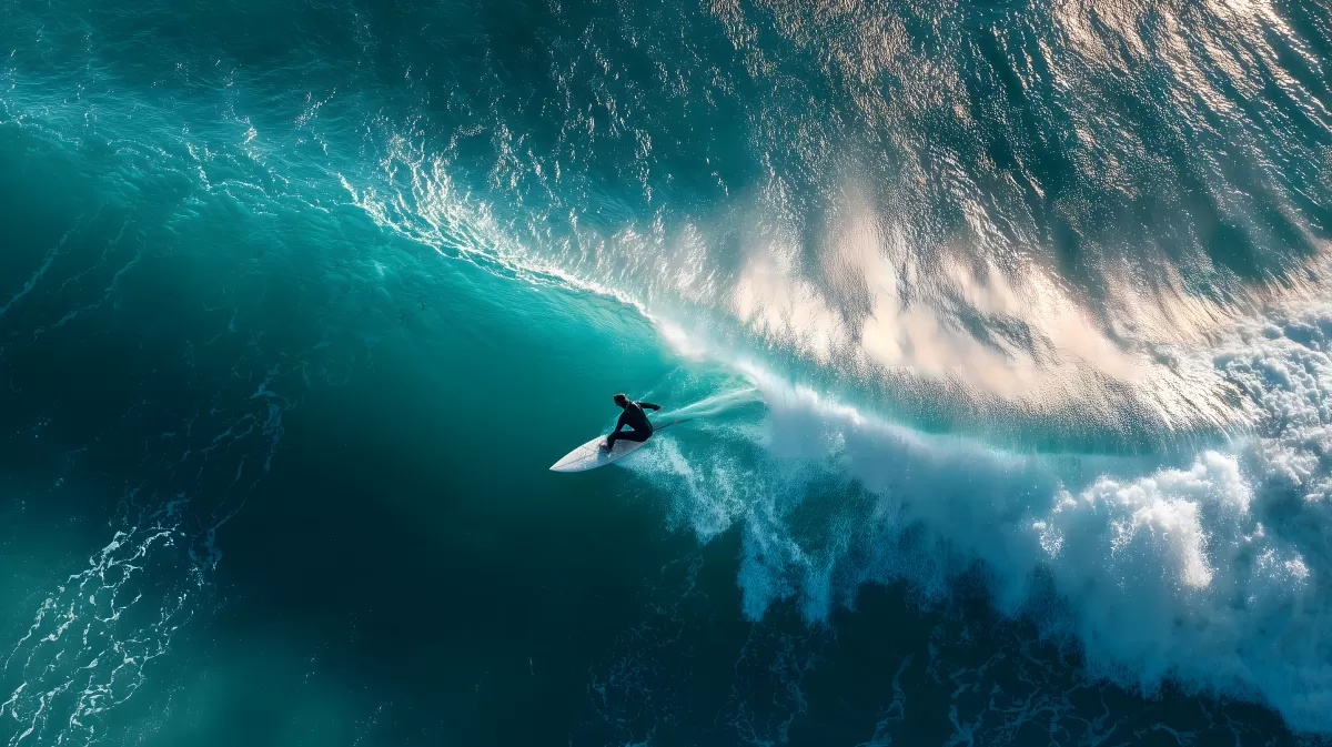 Surfer reitet gewaltige türkisfarbene Welle