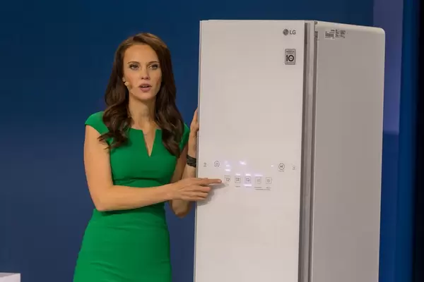 Susanne Schöne stellt einen digitalen Bügelschrank von LG vor