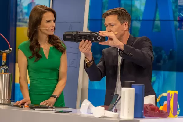 Susanne Schöne und Marcus Tychsen präsentieren einen Rückspiegel mit integrierter Dash Cam