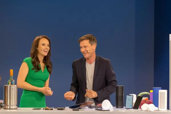 Susanne Schöne und Marcus Tychsen präsentieren verschiedene Produkte auf der IFA Berlin 2018