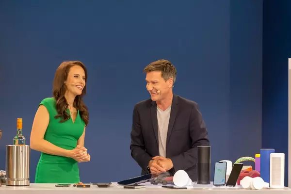 Susanne Schöne und Marcus Tychsen präsentieren verschiedene Smart-Produkte