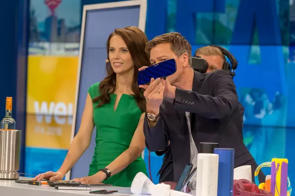 Susanne Schöne und Marcus Tychsen stellen einen Rückspiegel mit Dash Cam vor