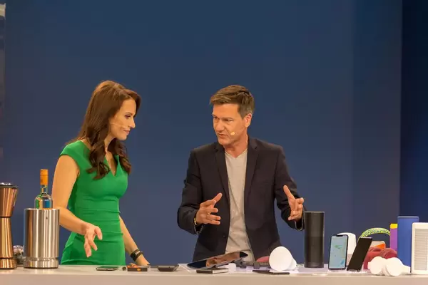 Susanne Schöne und Marcus Tychsen stellen verschiedene Bluetooth Lautsprecher und Kopfhörer vor