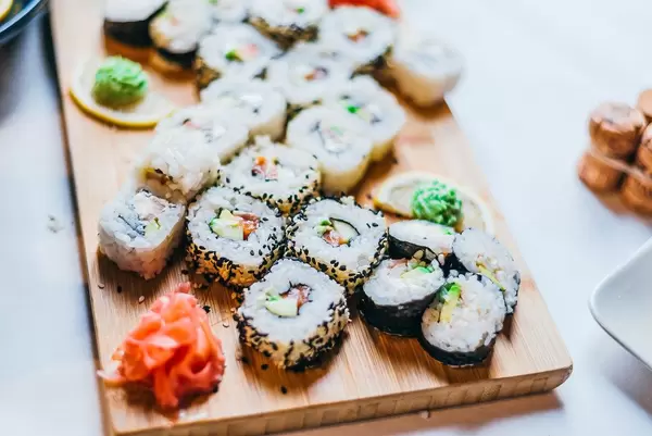 Sushi-Röllchen mit Avocado und Lachs