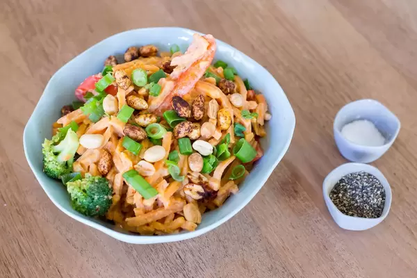 SÜSSKARTOFFELNUDELN MIT TAMARI UND ERDNUSS