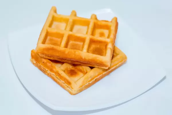 Süße, belgische Waffeln auf weißem Teller