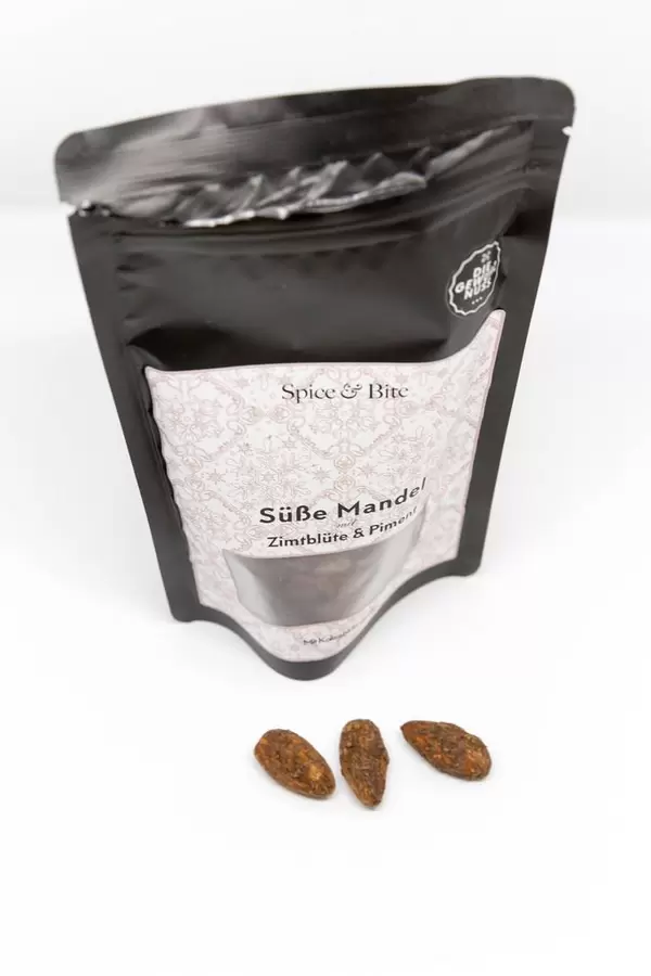 Süße Mandeln mit Zimtblüte und Piment