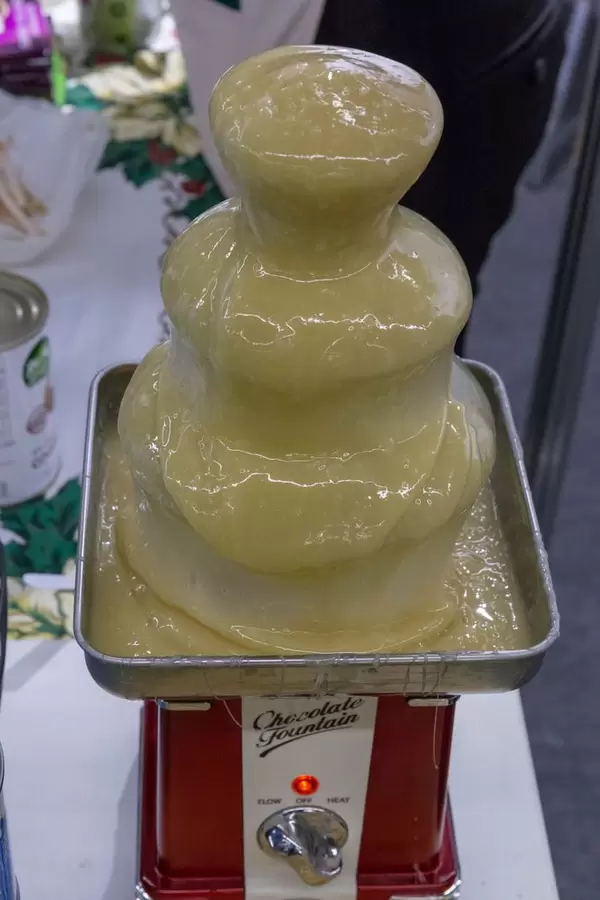 Süße vegane Bio-Kokosnuss-Kondensmilch in einem Schokoladenbrunnen