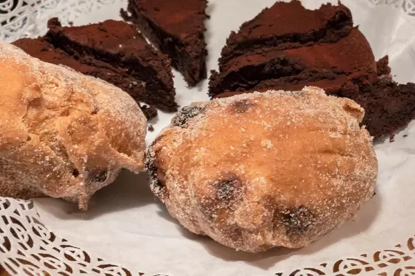 Süßen Knödel und Kuchen