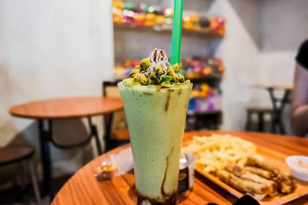 Süßer grüner Smoothie mit Avocado Stückchen (Flip 2019)
