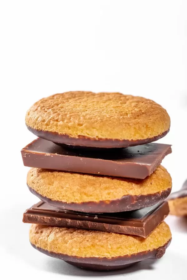 Süßer Hintergrund mit Schokolade und Keksen