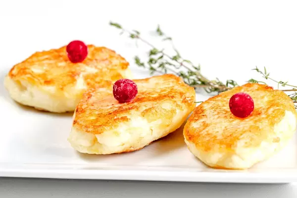 Leckerer Hüttenkäse-Nachtisch mit Grieß