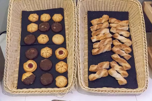 Süßes Gebäck in Körben - Süßspeisen an einem Buffet