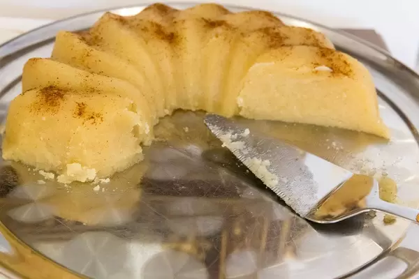 Süßes, griechisches Gebäck "Chalvac", mit einer Kuchengabel auf einem Tablett