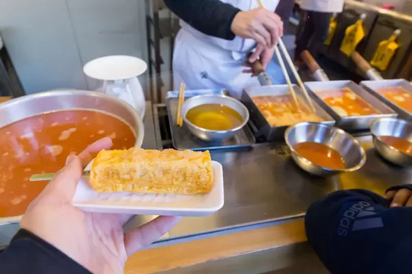 Süßes Omelette auf dem Tsukiji Market