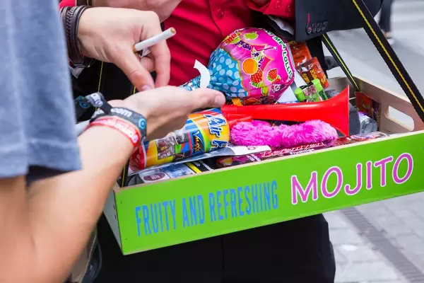 Süßigkeiten, Feuerzeuge und ein Drucklufthorn