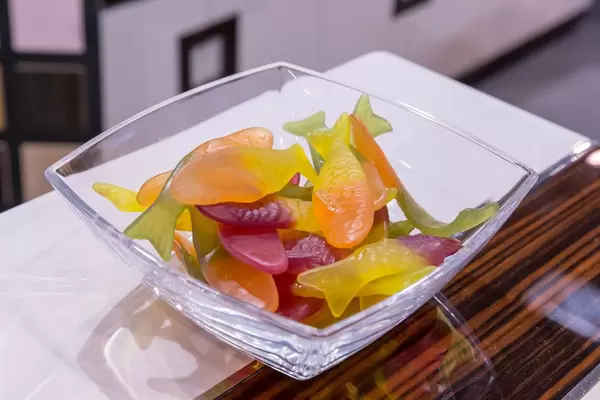 Süßigkeiten Gummitiere in Form von Fischen in Glasschale