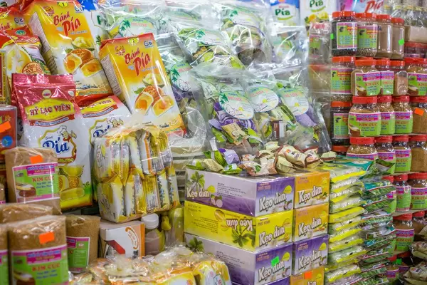 Süßigkeiten mit Kokosnuss, Durian-Kuchen und Krabbensalz auf dem Ben Thanh Markt in Saigon