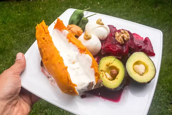 Süßkartoffel gebacken mit Quark, Rote Bete, Avocado und Eiern