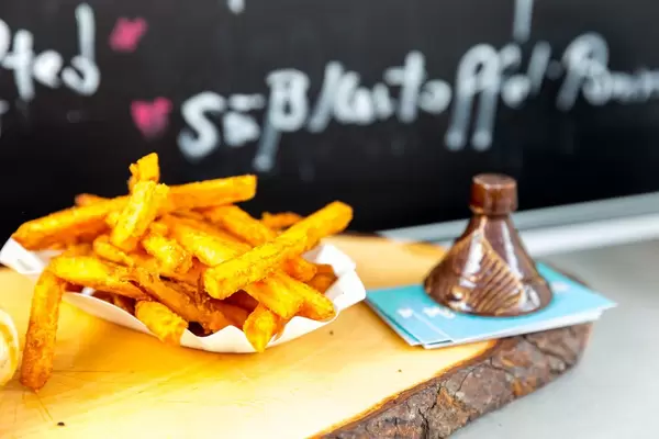 Süßkartoffel-Pommes frittiert