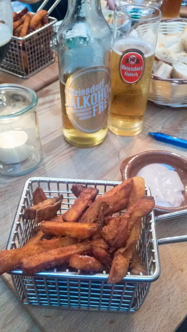 Süßkartoffel-Pommes mit Cocktail-Dip