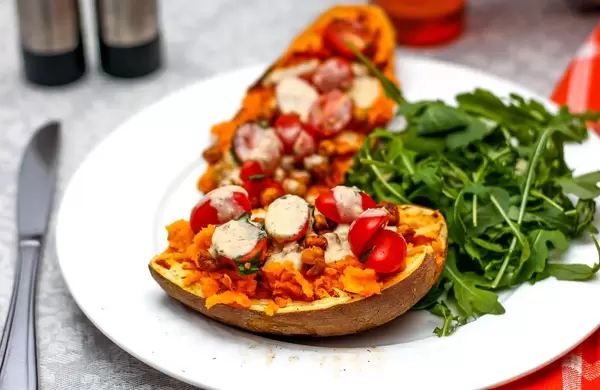 Süßkartoffeln mit Cherry-Tomaten und Rukola