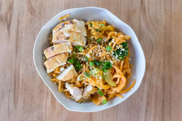 Süßkartoffelnudeln mit Tamari, Erdnuss, Paprika und Hühnchen