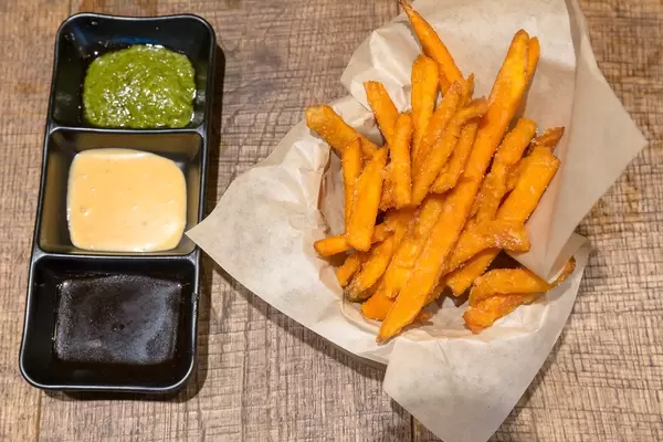 Süßkartoffelpommes mit drei verschiedeneren Dips, im coa-Restaurant