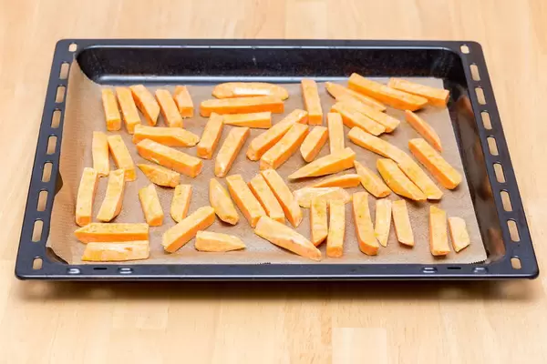 Süßkartoffelpommes vor dem Backen