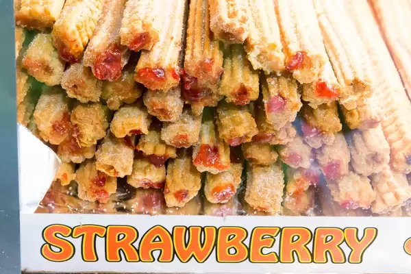 Süßspeise mit Erdbeeren